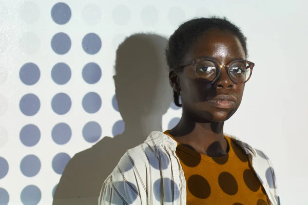 Närbild Porträtt Ung Afroamerikansk Kvinna Bär Glasögon Och Tittar Kameran — Stockfoto
