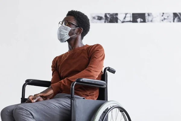 Minimales Porträt Eines Afroamerikaners Rollstuhl Und Mit Maske Beim Betrachten — Stockfoto