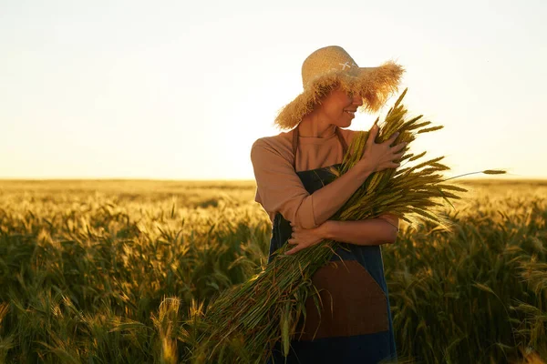 Waist Portrait Smiling Young Woman Holding Heap Rye Wearing Straw — Stock Photo, Image