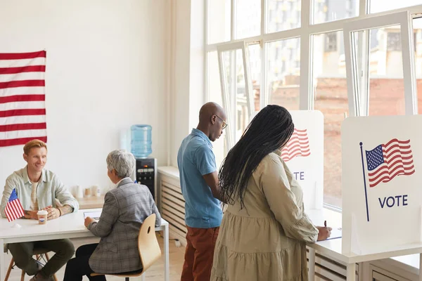 Vista Grandangolare Seggio Elettorale Giorno Delle Elezioni Concentrarsi Due Persone — Foto Stock