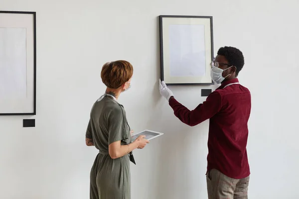 Terug Uitzicht Taille Omhoog Portret Van Vrouwelijke Manager Instrueren Assistent — Stockfoto