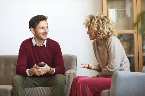 Porträtt Vuxen Man Och Kvinna Som Chattar Medan Sitter Soffan — Stockfoto