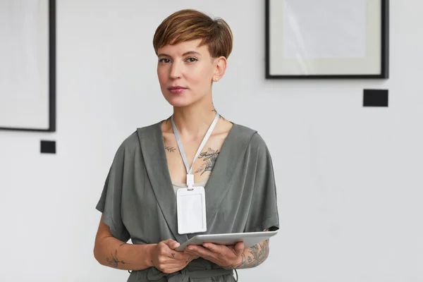 アートギャラリーの展覧会を計画しながら カメラを見て創造的な入れ墨の女性の腰アップ肖像画 コピースペース — ストック写真