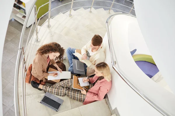 Top Zicht Groep Studenten Zitten Trap Universiteit Werken Aan Huiswerk — Stockfoto