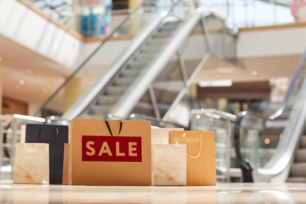 Immagine Calda Tonica Sacchetti Carta Sul Pavimento Nel Centro Commerciale — Foto Stock