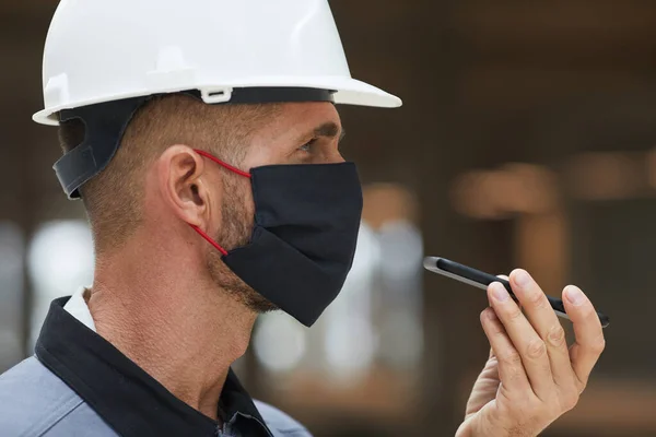 Sidovy Porträtt Mogna Arbetare Bär Mask Och Inspelning Röst Meddelande — Stockfoto