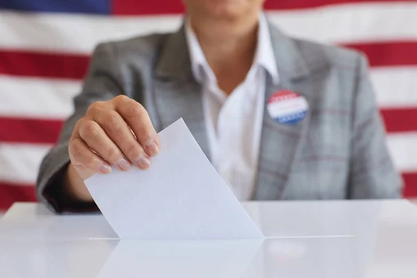 選挙の日にアメリカの旗に立っている間 投票用紙に投票用紙を入れて成熟した女性の閉鎖 スペースをコピー — ストック写真