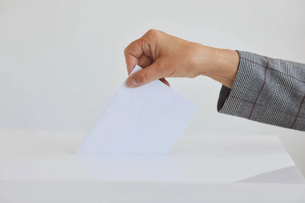 女性の手を閉じる側のビューは 投票日に白地を背景に投票箱に投票の掲示板を入れて スペースをコピー — ストック写真
