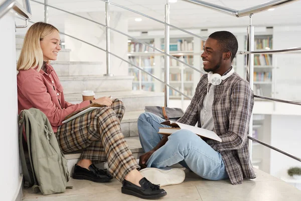 Full Length Zijaanzicht Portret Van Twee Studenten Chatten Tijdens Het — Stockfoto