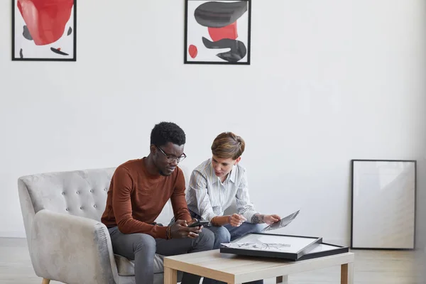 Retrato Ângulo Largo Homem Afro Americano Que Fala Gerente Fêmea — Fotografia de Stock