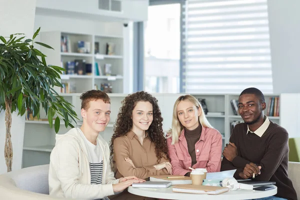 Grupo Multi Étnico Jovens Sorridentes Olhando Para Câmera Enquanto Estudavam — Fotografia de Stock