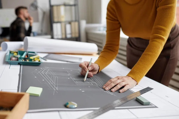 Fotografía Recortada Una Arquitecta Irreconocible Dibujando Planos Planos Mientras Trabajaba — Foto de Stock