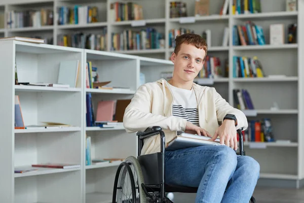 Retrato Jovem Sorridente Usando Cadeira Rodas Biblioteca Escola Olhando Para — Fotografia de Stock