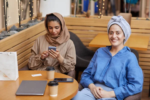 两个中东年轻女子在咖啡馆里放松 在商场购物 复制空间的肖像 — 图库照片