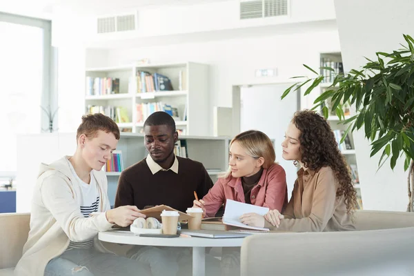 Grupo Multi Étnico Jovens Que Estudam Juntos Enquanto Sentam Mesa — Fotografia de Stock