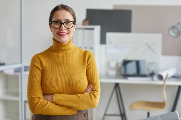 Porträt Einer Lächelnden Architektin Die Mit Verschränkten Armen Vor Der — Stockfoto