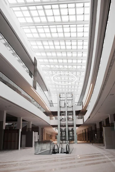 Vertikale Hintergrundbild Von Leeren Einkaufszentrum Oder Bürogebäude Bau Kopierraum — Stockfoto