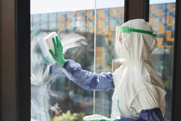 Zijaanzicht Portret Van Vrouwelijke Werknemer Dragen Hazmat Pak Wassen Ramen — Stockfoto