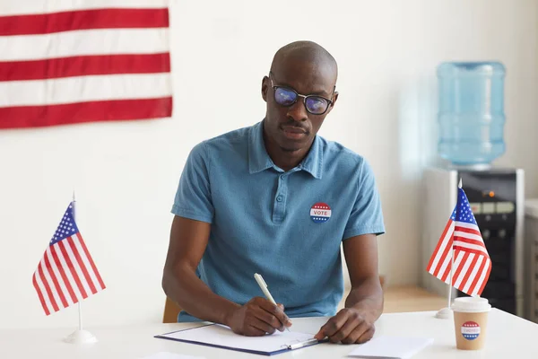 Választás Napján Szavazóhelyiségben Dolgozó Fiatal Afro Amerikai Férfi Portréja Választópolgárok — Stock Fotó