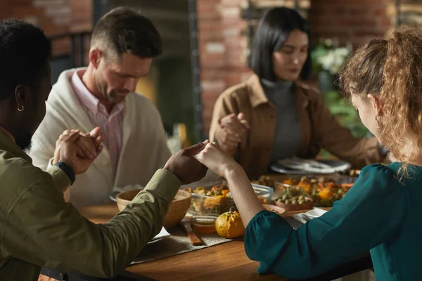 Närbild Porträtt Multietnisk Grupp Eleganta Ungdomar Och Hålla Hand Medan — Stockfoto