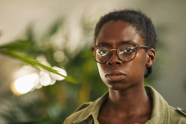 Πορτραίτο Κεφαλής Και Ώμων Σύγχρονης Αφροαμερικανής Γυναίκας Που Φοράει Γυαλιά — Φωτογραφία Αρχείου