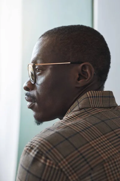 Függőleges Profil Nézet Portré Okos Afro Amerikai Úriember Visel Szemüveget — Stock Fotó