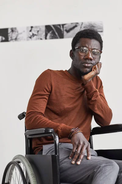 Vertikalt Porträtt Ung Afroamerikansk Man Som Använder Rullstol Och Tittar — Stockfoto