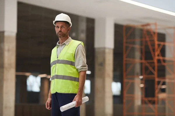 Portret Van Een Volwassen Voorman Met Een Helm Kijkend Naar — Stockfoto