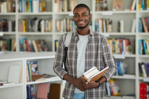 Cintura Até Retrato Jovem Homem Afro Americano Biblioteca Escola Segurando — Fotografia de Stock