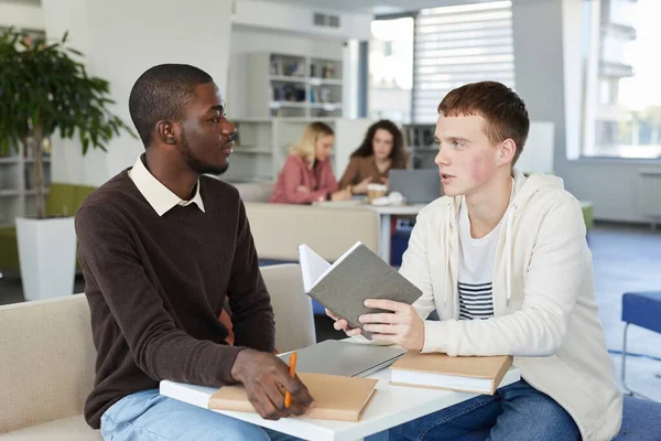 Portrait Young African American Man Talking Friend Table While Studying — Stock Photo, Image