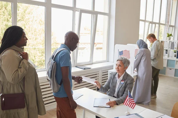 Amerikan Bayraklarıyla Süslenmiş Kopyalama Alanı Olan Kullanma Merkezindeki Çoklu Etnik — Stok fotoğraf