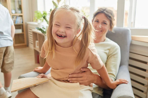 Portrét Roztomilé Dívky Downovým Syndromem Šťastně Smát Při Hraní Matkou — Stock fotografie