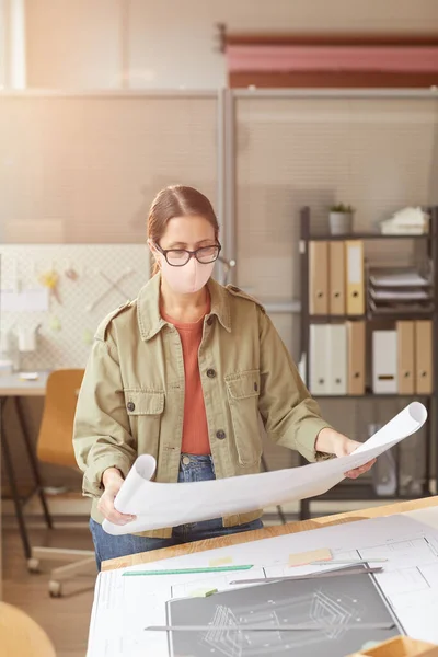 Retrato Una Arquitecta Usando Máscara Mientras Trabaja Escritorio Dibujo Luz — Foto de Stock