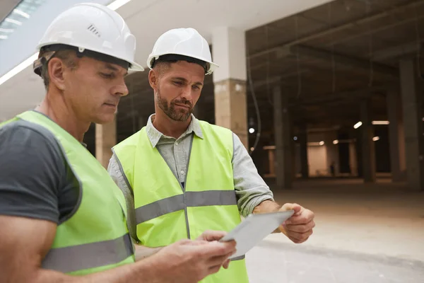 Midjan Upp Porträtt Två Professionella Byggentreprenörer Med Hjälp Digital Tablett — Stockfoto