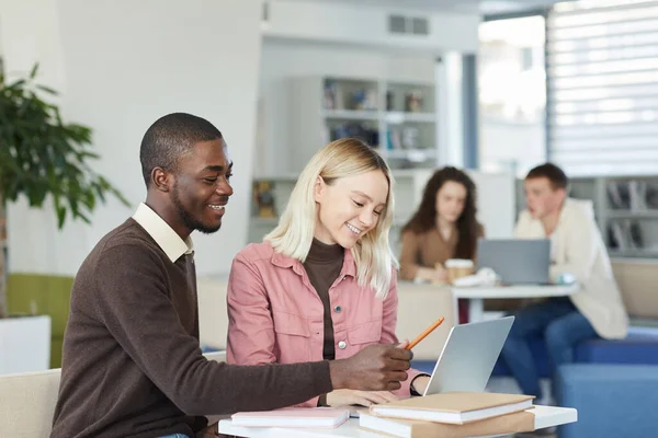 Zijaanzicht Portret Van Lachende Afro Amerikaanse Man Met Vrouwelijke Student — Stockfoto