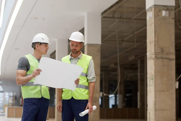 Portret Van Twee Aannemers Die Plannen Bespreken Terwijl Bouwplaats Staan — Stockfoto