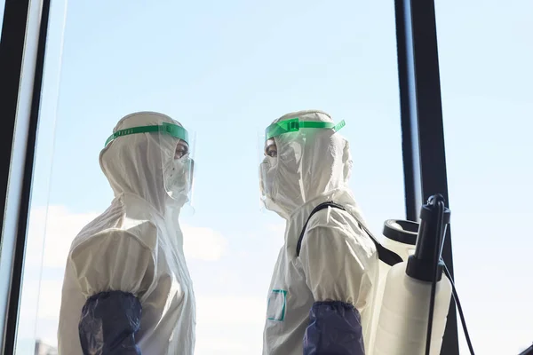 Retrato Visão Lateral Dois Trabalhadores Desinfecção Usando Ternos Hazmat Contra — Fotografia de Stock