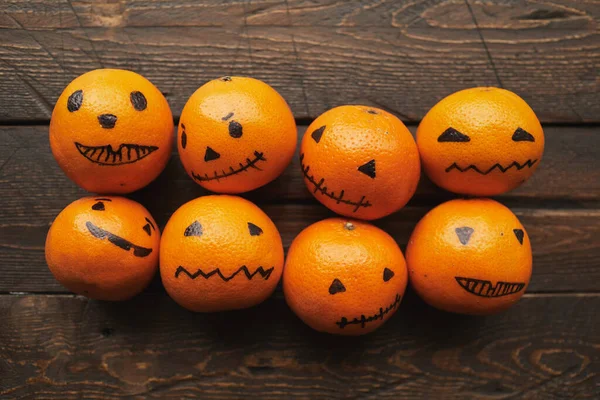 Grupo Tangerinas Laranja Com Jack Lanterna Rostos Desenhados Sobre Eles — Fotografia de Stock