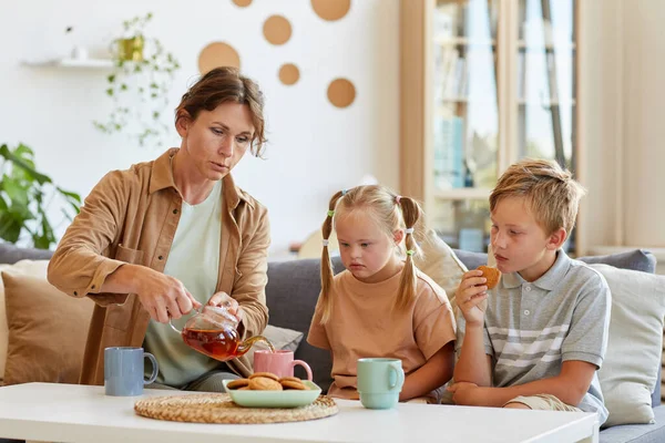 Retrato Una Familia Feliz Con Niño Con Necesidades Especiales Disfrutando —  Fotos de Stock