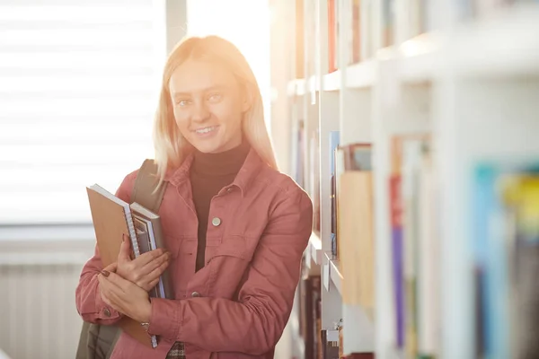 Cintura Para Cima Retrato Loira Jovem Segurando Livros Sorrindo Para — Fotografia de Stock