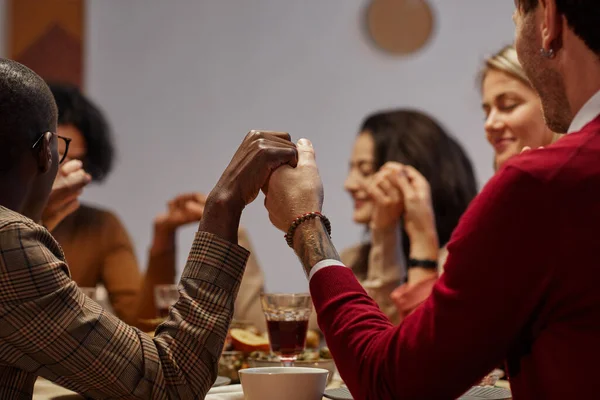 Grupo Multiétnico Personas Cogidas Mano Oración Cena Acción Gracias Con — Foto de Stock