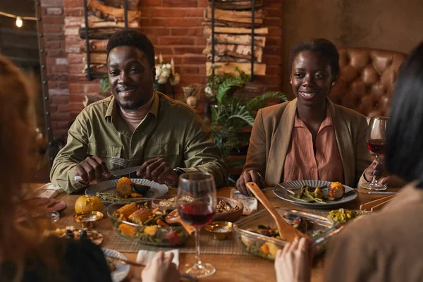 Retrato Una Pareja Afroamericana Sonriente Disfrutando Una Cena Con Amigos — Foto de Stock