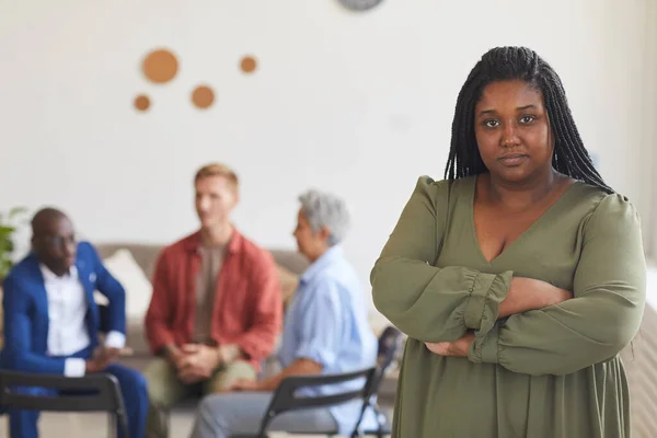 Retrato Cintura Hacia Arriba Una Joven Afroamericana Mirando Cámara Con — Foto de Stock