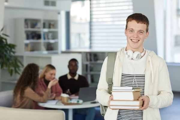 Porträt Eines Lächelnden Teenagers Der Die Kamera Schaut Während Der — Stockfoto