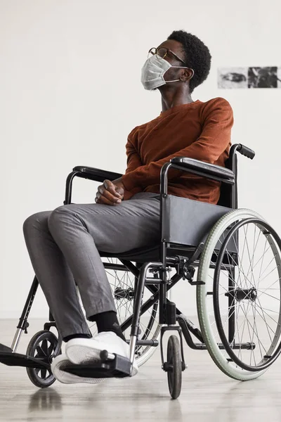 Vertikales Ganzkörperporträt Eines Jungen Afroamerikanischen Mannes Rollstuhl Und Mit Maske — Stockfoto