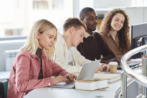 Widok Boku Portret Grupy Studentów Korzystających Laptopów Podczas Studiów Blondynka — Zdjęcie stockowe