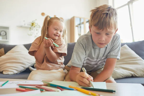 Portret Van Schattig Blond Meisje Met Syndroom Vrolijk Lachen Terwijl — Stockfoto