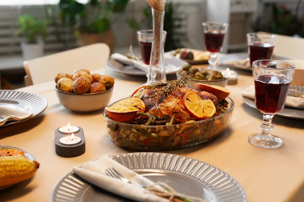 친구들과 가족들과 식사를 준비하고 추수감사절 식탁에서 맛있는 닭고기의 이미지 — 스톡 사진