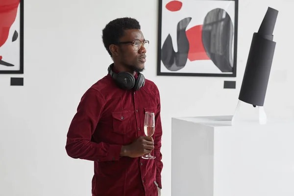 Midjan Upp Porträtt Modern Afroamerikansk Man Som Håller Champagneglas Samtidigt — Stockfoto