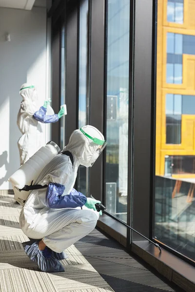 Verticale Vista Laterale Ritratto Figura Intera Due Lavoratori Che Indossano — Foto Stock